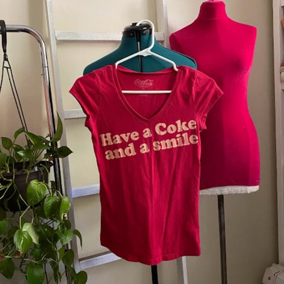 ✨3 for $10 ✨ Coca Cola red T-shirt Small - Picture 4 of 4